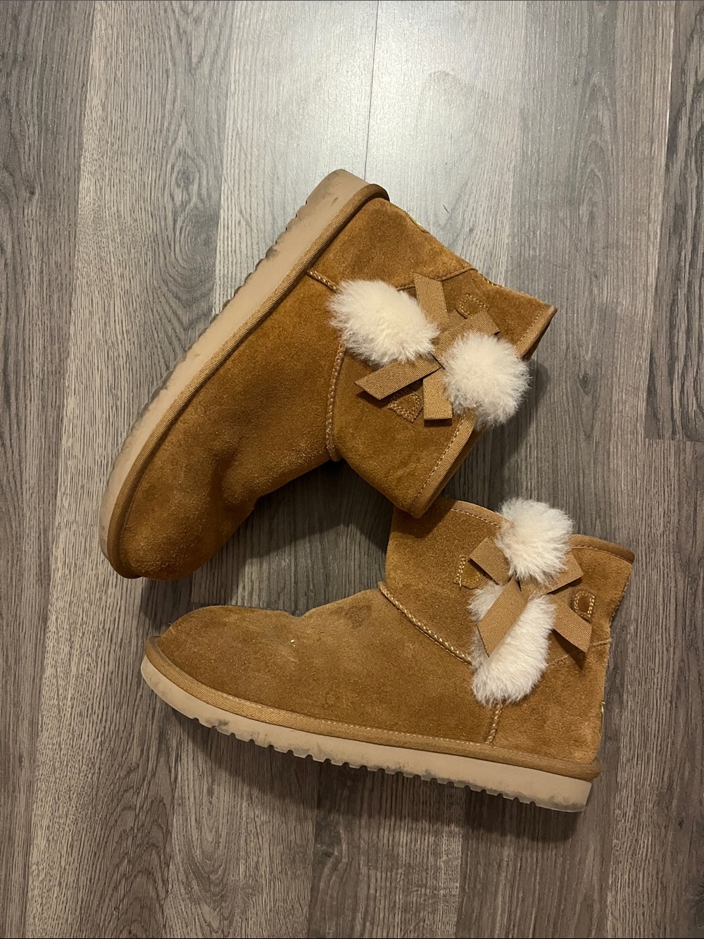 Koolaburra Chestnut Suede Short Boots with White Fur Trim